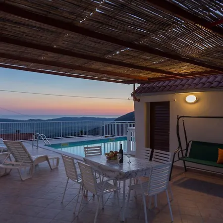 Urlovic Вилла Груда